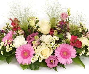 Tafelstuk bloemstuk wit roze vanaf 35 cm