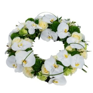 Witte rouwkrans, orchidee en rozen